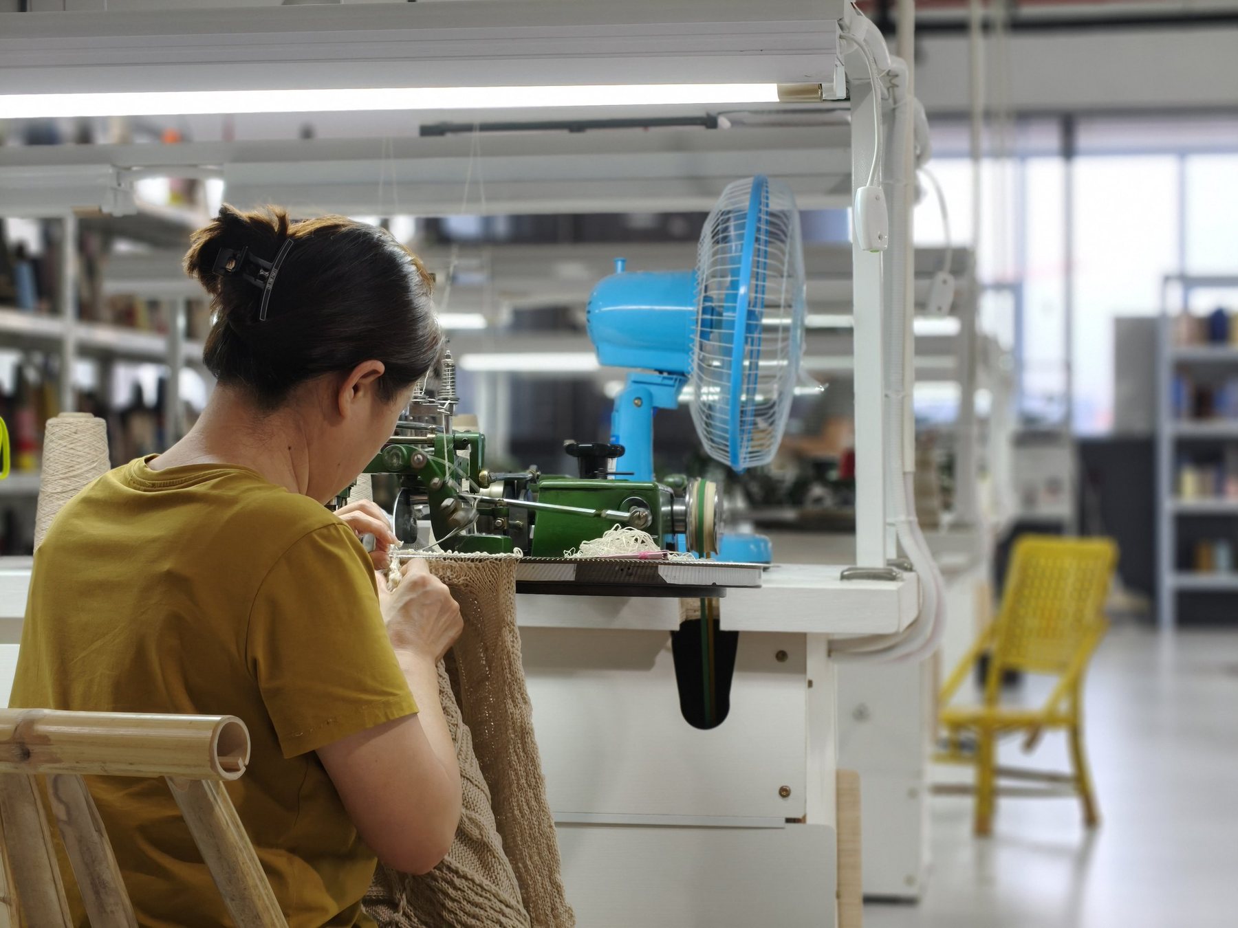 Linking workstation for knitwear assembly