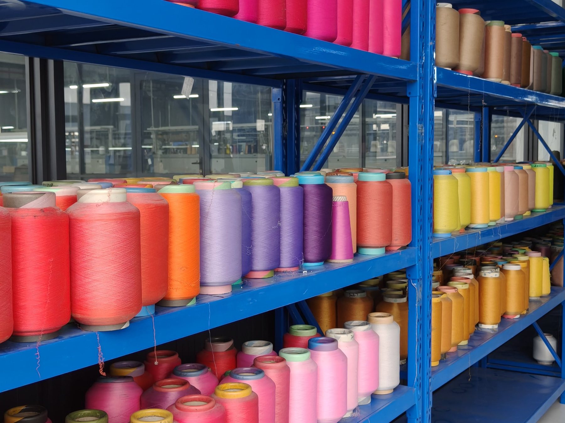 Yarn shelf with colour options